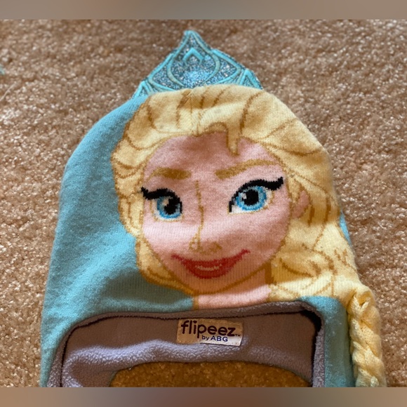 Disney Little Girls Frozen Elsa 'Squeez and Flap' Fun Cold Weather Hat, Age 4-7 - Picture 9 of 16